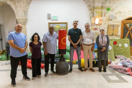 بيت مال القدس" تسلم معدات رياضية لنادي جمعية الجالية الإفريقية في القدس